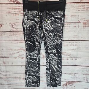 Nike Dri-FIT Girls XS Black White Snakeskin Print Cropped Leggings